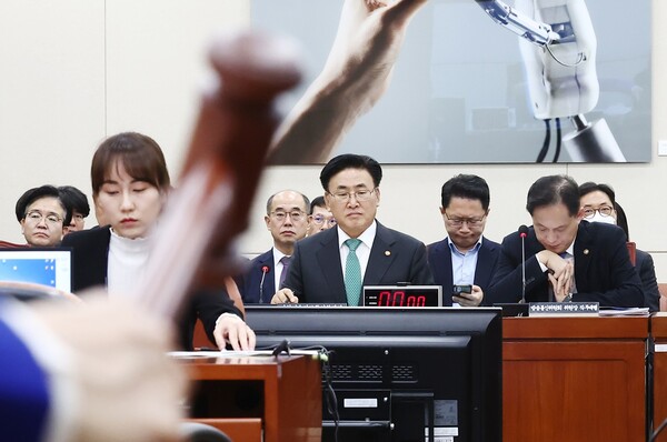 26일 오전 서울 여의도 국회에서 열린 과학기술정보방송통신위원회 제17차 전체회의에서 인공지능(AI) 기본법이 통과되고 있다. 오른쪽부터 김태규 방송통신위원장 직무대행, 유상임 과학기술정보통신부 장관. /뉴스1