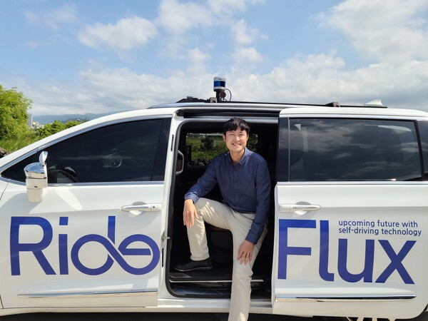 박중희 라이드플럭스 대표가 라이드플럭스 차량에 승차하기 전 미소짓고 있다. / 라이드플럭스