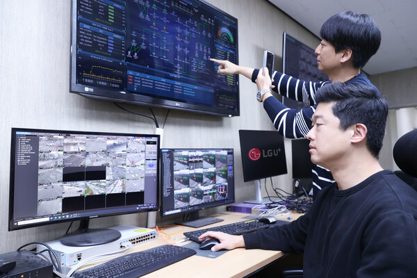 LG유플러스 직원들이 관제 시스템을 통해 통신망을 살펴보고 있다. / LG유플러스