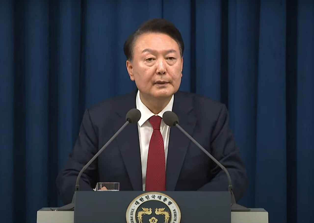 윤석열 대통령이 3일 밤 서울 용산 대통령실 청사에서 긴급 대국민 특별 담화를 하고 있다. (KTV 캡쳐)/ 뉴스1