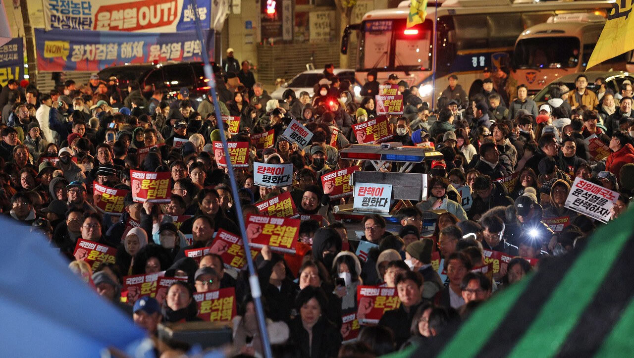 윤석열 대통령의 비상계엄 해제 요구 결의안이 국회 본회의에서 통과된 4일 오전 서울 여의도 국회 정문 앞에 모인 시민들이 윤 대통령을 규탄하고 있다. / 뉴스1