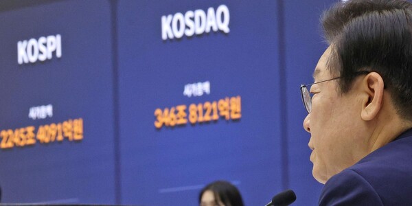 이재명 더불어민주당 대표가 11월 28일 서울 여의도 한국거래소 홍보관에서 열린 대한민국 주식시장 활성화TF 현장 간담회에서 모두발언 하고 있다. / 뉴스1