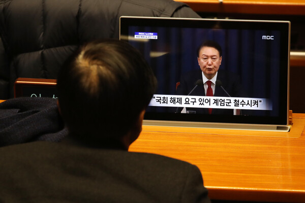 더불어민주당 의원들이 4일 새벽 서울 여의도 국회 본회의장에서 윤석열 대통령의 비상계엄 해제 관련 대국민담화 발표를 시청하고 있다. / 뉴스1