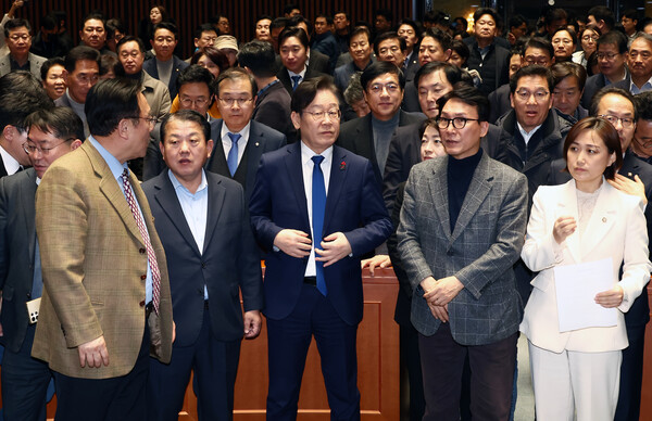 더불어민주당 이재명 대표를 비롯한 의원들이 4일 오전 서울 여의도 국회에서 열린 비공개 의원총회를 마치고 결의문을 낭독을 준비하고 있다. / 뉴스1