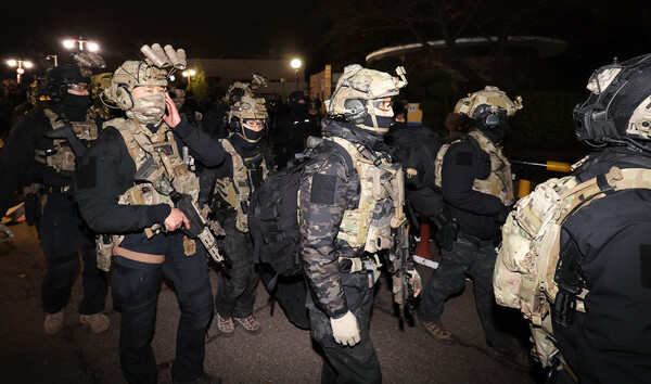 윤석열 대통령의 비상계엄 해제 요구 결의안이 국회 본회의에서 통과된 4일 새벽 무장 계엄군이 국회를 나서고 있다. / 뉴스1