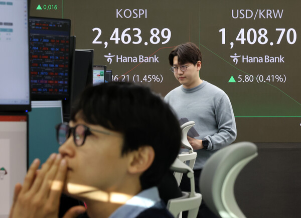 윤석열 대통령이 간밤 비상계엄을 선포했다 국회에 막혀 계엄을 해제한 4일 오전 서울 중구 하나은행 본점 딜링룸 전광판에 코스피와 원·달러 환율 개장 시황이 표시되고 있다. 이날 9시5분 기준 코스피는 전거래일 대비 36.48포인트(p)(1.46%) 하락한 2463.62, 코스닥은 전날 대비 8.49p(1.23%) 하락한 682.31를 가리키고 있다. 원·달러 환율은 전거래일 대비 18.1원 오른 1419.0원에 출발했다./ 사진 = 뉴스1