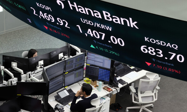 윤석열 대통령이 간밤 비상계엄을 선포했다 국회에 막혀 계엄을 해제한 4일 오전 서울 중구 하나은행 본점 딜링룸 전광판에 코스피와 코스닥 원·달러 환율 개장 시황이 표시되고 있다. / 뉴스1