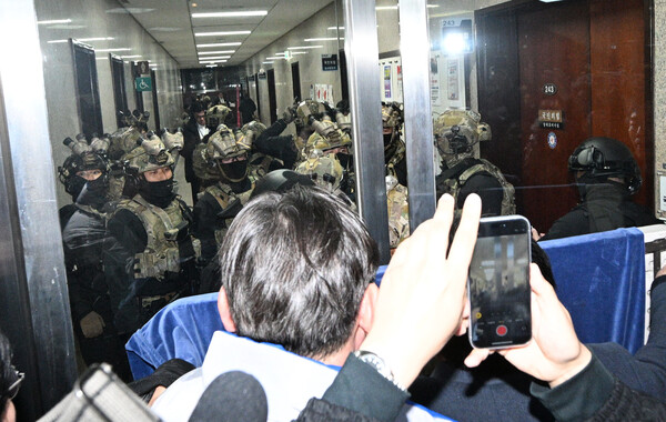 윤석열 대통령이 전격적으로 비상계엄령을 선포한 4일 새벽 계엄군들이 국회 본청 진입을 시도하자 국회 보좌진 등 직원들이 대치하고 있다. / 뉴스1