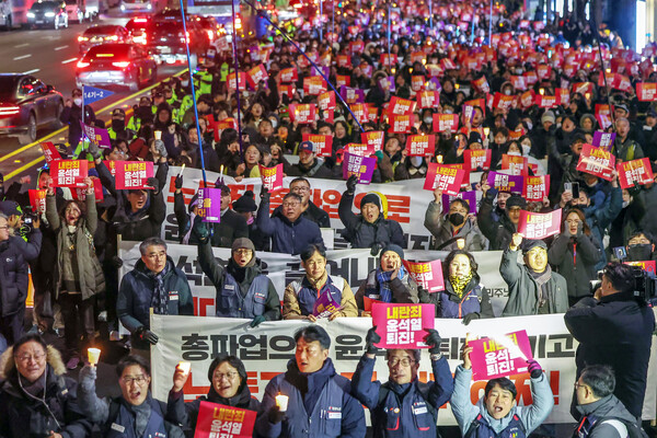 시민사회단체 관계자들이 4일 오후 서울 종로구 동화면세점 앞에서 윤석열 대통령의 퇴진을 촉구하는 촛불집회를 마친 뒤 대통령실을 향해 행진하고 있다./뉴스1