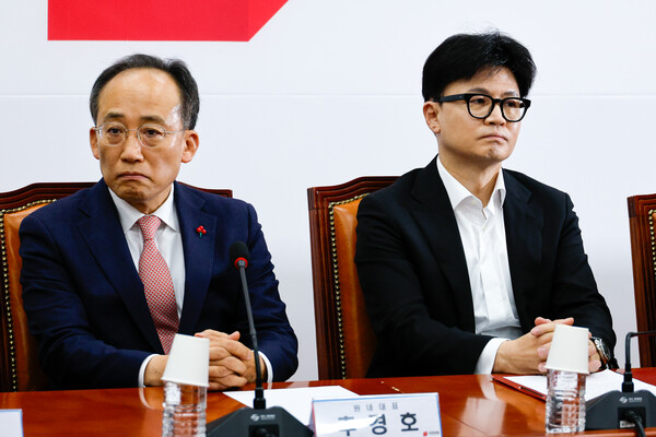 한동훈 국민의힘 대표(오른쪽)와 추경호 원내대표가 6일 오전 서울 여의도 국회에서 열린 긴급최고위원회의에서 비공개 전환을 기다리고 있다. 한 대표의 발언 이후 증시가 급락했다 회복을 시도하는 등, 크게 출렁거리고 있다. /뉴스1