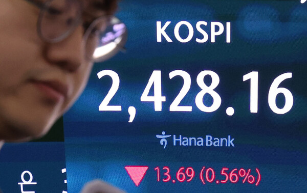 6일 오후 서울 중구 하나은행 본점 딜링룸 전광판에 코스피 지수가 표시되고 있다. 이날 이날 코스피 지수는 전거래일 대비 13.69포인트(0.56%) 하락한 2,428.16으로, 코스닥 지수는 9.61포인트(1.43%) 내린 661.33로 장을 마쳤다. / 사진 = 뉴스1