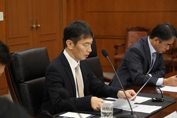 이복현 금융감독원장이 지난 5일 서울 여의도 금융감독원에서 열린 금융상황 점검회의에 참석해 자료를 보고 있다 / 금융감독원