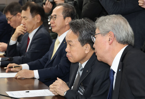 9일 서울 종로구 정부서울청사에서 열린 금융상황 점검회의에 참석한 임종룡 우리금융지주회장(오른쪽), 진옥동 신한금융지주 회장 등 시중 금융지주 회장들이 회의를 기다리고 있다. /뉴스1