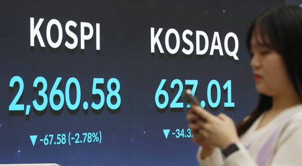 윤석열 대통령에 대한 국회의 탄핵소추안 표결이 불발된 이후 첫 거래일인 9일 오후 서울 영등포구 여의도 한국거래소 전광판에 증시 종가가 표시되고 있다. / 사진 = 뉴스1
