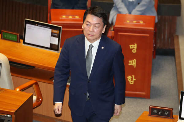 안철수 국민의힘 의원이 7일 오후 서울 여의도 국회에서 열린 본회의에서 윤석열 대통령 탄핵소추안 투표를 마친뒤 본회의장을 나가고 있다. / 사진 = 뉴스1