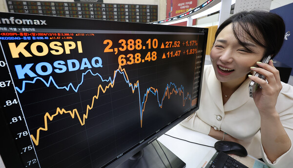 10일 오전 서울 여의도 한국거래소 전광판에 증시 시황이 표시되고 있다. 이날 코스피는 전 거래일 종가와 비교해 27.52포인트(1.17%) 오른 2388.10에, 코스닥은 11.47포인트(1.83%) 오른 638.48에 각각 거래를 시작했다. / 사진 = 뉴스1