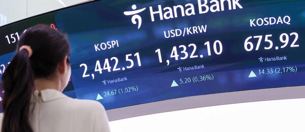 11일 서울 중구 하나은행 본점 딜링룸 전광판에 증시 종가가 표시되고 있다. 이날 코스피 지수는 전 거래일 대비 24.67p(1.02%) 상승한 2,442.51로 코스닥 지수는 14.33p(2.17%) 상승한 675.92로 장을 마감했다. / 사진 = 뉴스1