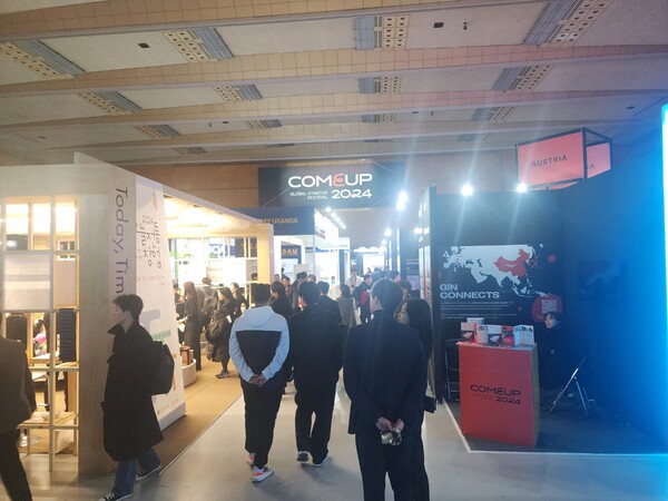 11일 서울 삼성동 코엑스에서 개최된 '컴업2024' 행사장 내 전시 부스를 관람하는 방문객의 모습. / 김홍찬 기자
