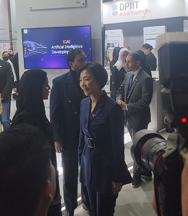 11일 컴업2024 행사장 내 아랍에미리트(UAE) 국가관 부스 앞에서 오영주 중소벤처기업부 장관이 관계자와 대화를 나누고 있다. / 김홍찬 기자