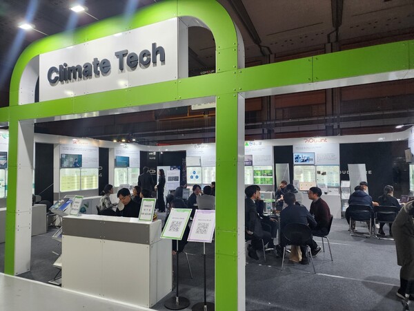 전시장 한가운데 위치한 기후테크 부스에는 스타트업 관계자들과 투자사, 타 기업 관계자들 간의 미팅이 지속적으로 이어졌다. / 김홍찬 기자