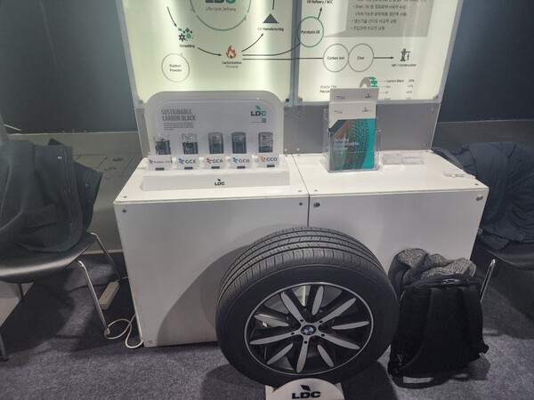 엘디카본 부스에 전시된 폐타이어 추출 카본블랙. / 김홍찬 기자
