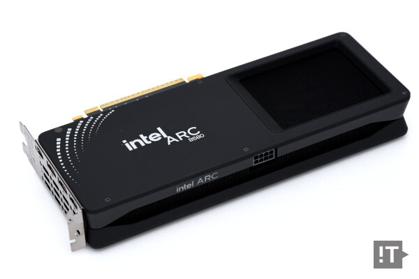 후면이 뚫린 디자인으로 쿨링 효율을 높인 부분이 눈에 띈다. / 권용만 기자