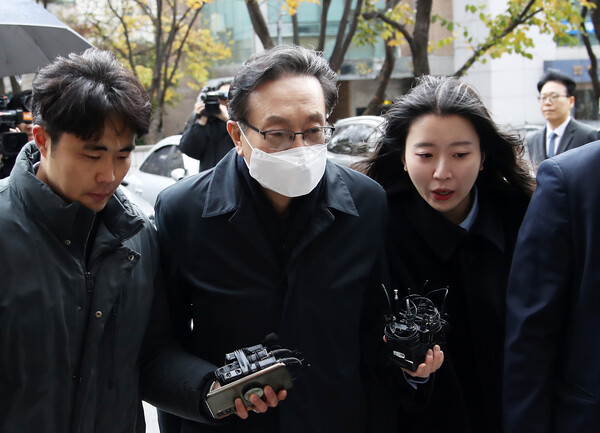 '친인척 부당대출' 의혹을 받는 손태승 전 우리금융지주 회장이 26일 오후 서울 양천구 남부지법에서 열린 구속 전 피의자 심문(영장실질심사)에 출석하고 있다. / 뉴스1