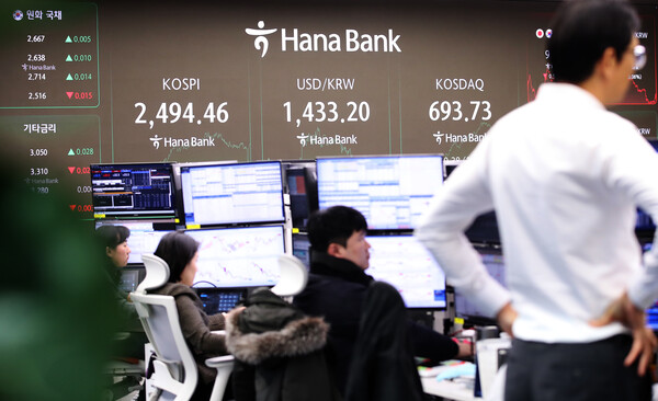 윤석열 대통령 탄핵소추안 표결을 하루 앞둔 13일 오후 서울 중구 하나은행 본점 딜링룸 전광판에 코스피 지수와 원·달러 환율이 나타내고 있다. / 뉴스1