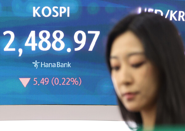 16일 오후 서울 중구 하나은행 본점 딜링룸 전광판에 코스피 지수가 표시되고 있다. 이날 이날 코스피 지수는 전 거래일 대비 5.49포인트(0.22%) 하락한 2488.97로, 코스닥 지수는 4.80포인트(0.69%) 오른 698.53으로 장을 마쳤다./사진 = 뉴스1