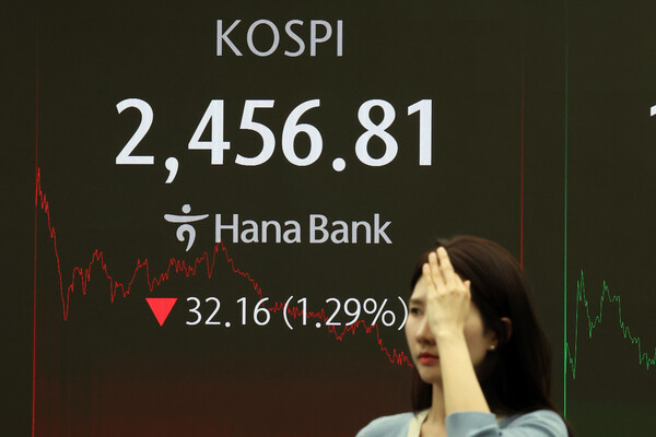 17일 오후 서울 중구 하나은행 본점 딜링룸에 증시 종가가 표시되고 있다. 이날 코스피 지수는 전 거래일 대비 32.16p(1.29%) 하락한 2,456.81, 코스닥 지수는 4.06p(0.58%) 하락한 694.47로 장을 마감했다. 원·달러 환율은 전일 오후 3시 30분 종가 대비 3.9원 오른 1438.9원을 기록했다./ 사진 = 뉴스1