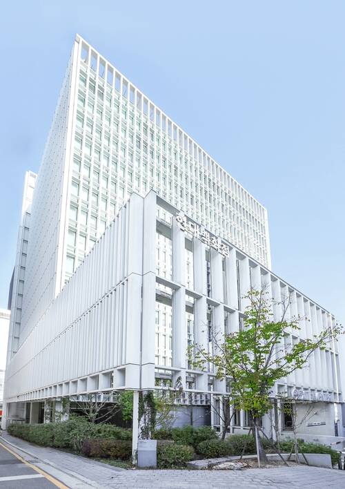 현대백화점이 주요 패션 협력사, 한국패션산업협회, 현대백화점 패션 바이어로 구성된 20여 명 규모의 '기후변화 태스크포스(TF)'를 출범하고 내년부터 운영한다. /현대백화점