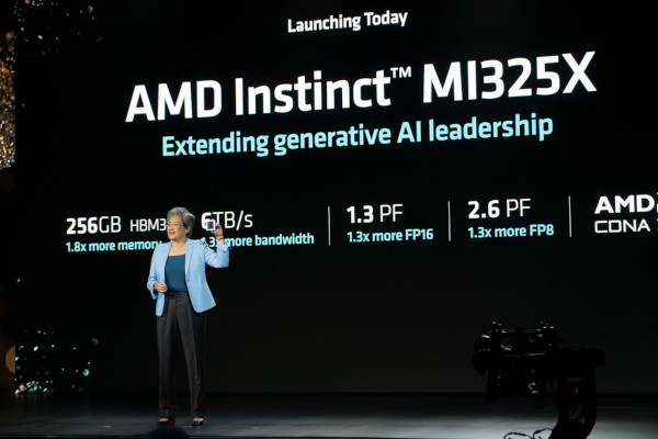 리사 수 AMD CEO가 지난 10월 ‘AMD 어드밴싱 AI’ 행사서 ‘MI325X’를 발표했다. / 공동취재기자단