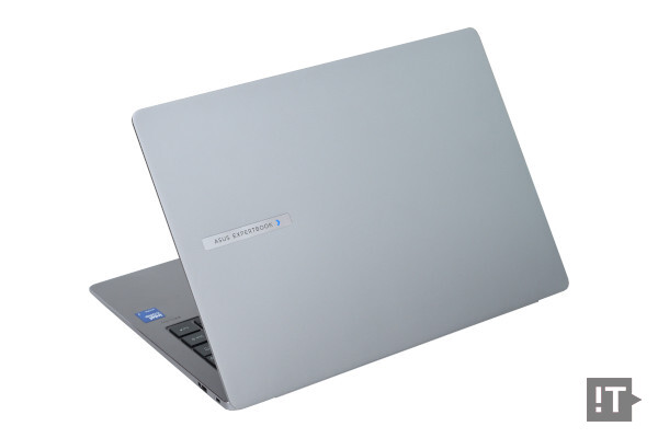 제품 전체적으로 ‘은색’ 알루미늄 바디를 사용한 에이수스 엑스퍼트북 P5 / 권용만 기자
