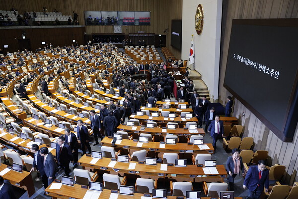 국민의힘 의원들이 27일 오후 열린 본회의에서 한덕수 권한대행 탄핵소추안 투표를 거부하며 퇴장하고 있다. /뉴스1
