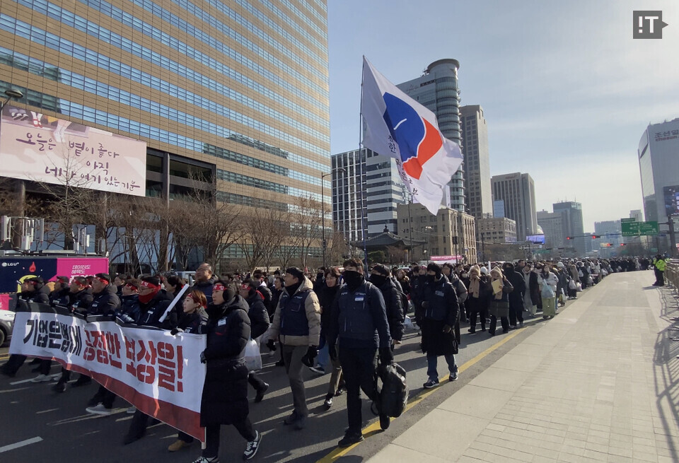 27일 오후 IBK기업은행 노조가 광화문 앞 도로에서 가두행진을 펼치고 있다. / 김경아 기자