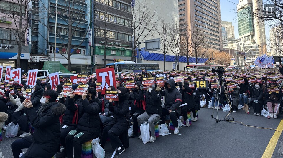 IBK기업은행 을지로 본관 앞 도로에서 총파업에 참여한 조합원들이 구호를 외치고 있다. / 김경아 기자