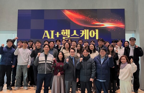 ‘AI+헬스케어’ 교육 수료식에 참석한 수강생들과 서울대학교병원 교수진이 기념촬영을 하고 있다. / 서울 AI 허브