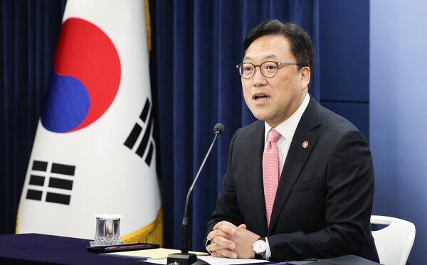 김병환 금융위원장이 30일 간부회의를 개최하고 보험금 지급을 위한 현장상담 창구를 가동하라고 지시했다 / 뉴스1