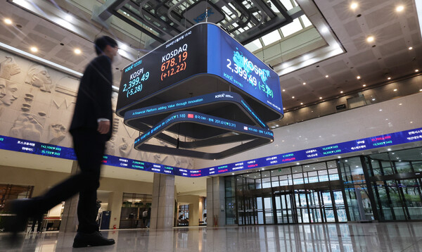 2024년 증시 폐장일인 30일 오후 서울 영등포구 여의도 한국거래소 전광판에 증시 종가가 표시되고 있다. 이날 코스피지수는 전 거래일 대비 5.28포인트(0.22%) 내린 2,399.49에 장을 마쳤다. 반면 코스닥지수는 전 거래일 대비 12.22포인트(1.83%) 오른 678.19에 장을 마쳤다./뉴스1