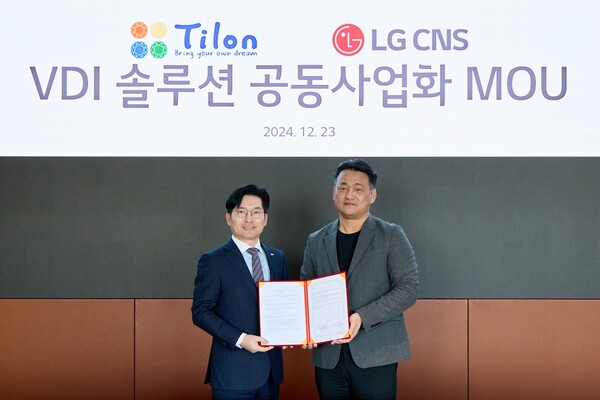 (왼쪽부터) 최백준 틸론 대표와 김태훈 LG CNS 전무가 MOU 체결 후 기념촬영을 하고 있다. / 틸론