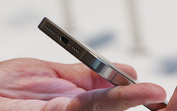 아이폰 15 시리즈 국내 정식 출시일인 2023년 10월 13일 서울 애플스토어 명동점에서 예약구매 고객이 C타입 충전이 가능한 제품을 둘러보고 있다. / 뉴스1