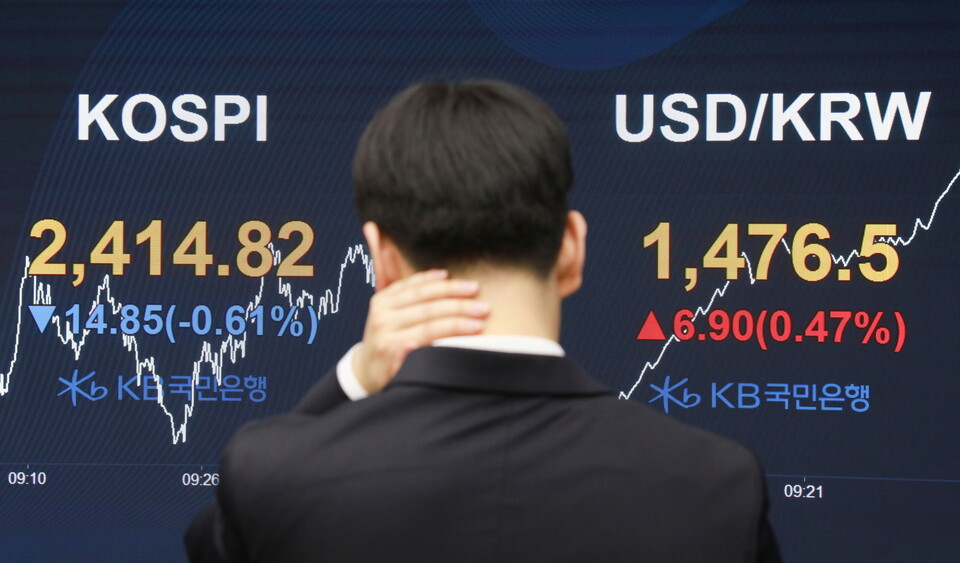 지난해 12월 21일 오전 10시 KB국민은행 여의도 딜링룸 현황판에 코스피 지수와 달러 대비 원화 환율이 표시돼 있다. / KB국민은행