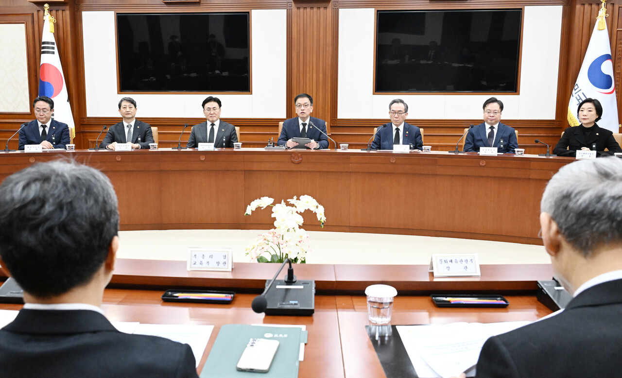 최상목 대통령 권한대행 부총리 겸 기획재정부 장관이 2일 서울 종로구 정부서울청사에서 열린 경제관계장관회의에서 모두발언을 하고 있다. (기획재정부 제공) / 뉴스1