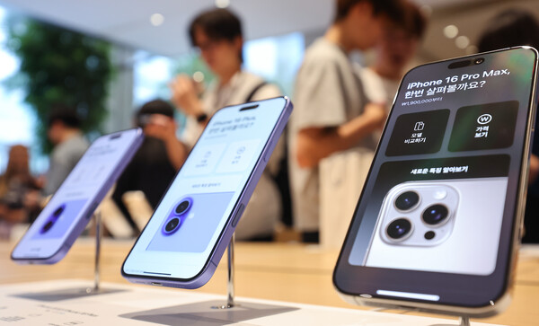 서울 중구 명동 애플스토어에서 시민들이 9월 출시된 애플의 스마트폰 '아이폰 16시리즈'를 살펴보고 있다. / 뉴스1