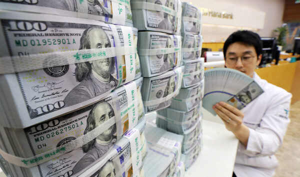 서울 중구 KEB 하나은행 위변조대응센터에서 직원이 달러 지폐를 점검하고 있다 / 뉴스1