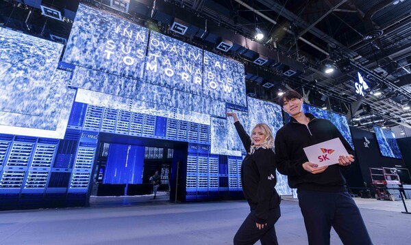 모델들이 SK전시관 입구에 설치된 ‘혁신의 문(Innovation Gate)’ 앞에서 포즈를 취하고 있다. / SK텔레콤