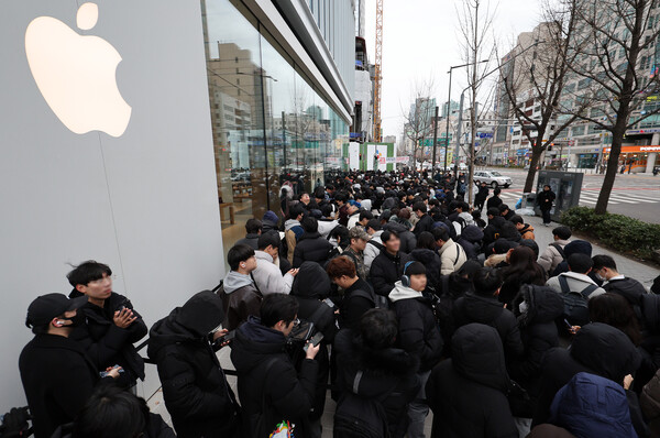 2024년 1월 20일 오전 서울 마포구 애플스토어 홍대점을 찾은 시민들이 인파를 이루고 있다. / 뉴스1