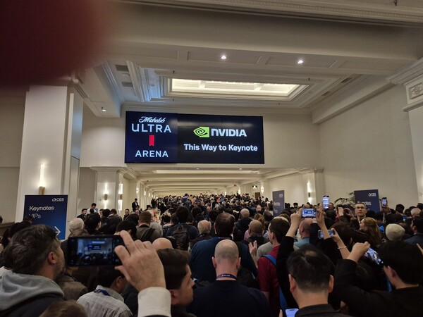 젠슨황 발표를 듣기 위해 방청객들이 행사장으로 이동하고 있다. / IT조선 