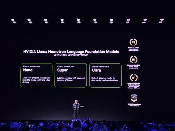 젠슨 황 엔비디아 CEO가 기조연설에서 AI 블루프린트를 소개하고 있다. / 라스베이거스=권용만 기자 