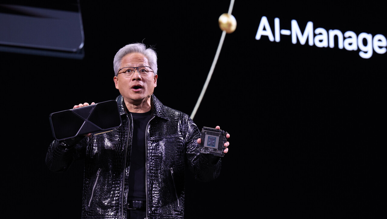 젠슨 황 엔비디아 최고경영자(CEO)가 'CES 2025' 개막을 하루 앞둔 6일(현지시각) 미국 네바다주 라스베이거스 만달레이베이 컨벤션센터에서 가진 기조연설에서 최신 인공지능(AI) 가속기 '블랙웰(Blackwell)'을 탑재한 지포스 RTX 50 시리즈 그래픽 카드를 공개하고 있다. / 뉴스1